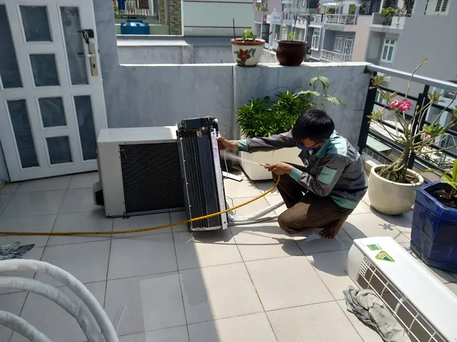 Quy Trình Vệ Sinh Máy Lạnh Âm Trần Chuyên Nghiệp Tại Bình Dương: Từng Bước Chi Tiết